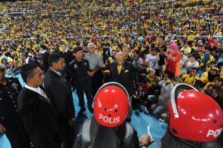 kekecohan penonton pahang vs johor dt separuh akhir piala fa